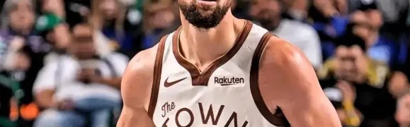 库里首节比赛替补登场三分3投1中，得到3分2篮板1封盖