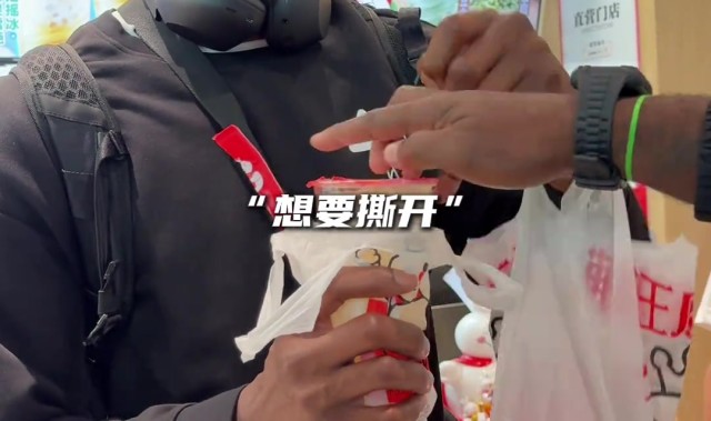 尝尝味🤩维金斯喝上了蜜雪冰城 吸管拿反再献神表情🤗