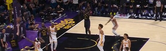 手感来了挡不住！詹姆斯突破差点失误 拉拉维亚底角强投压哨三分