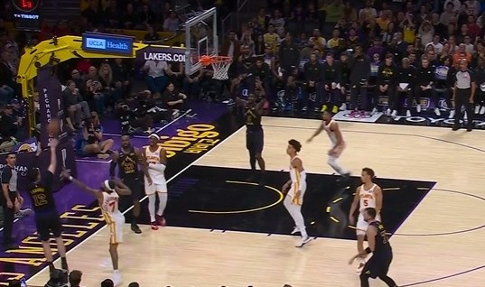 手感来了挡不住！詹姆斯突破差点失误 拉拉维亚底角强投压哨三分